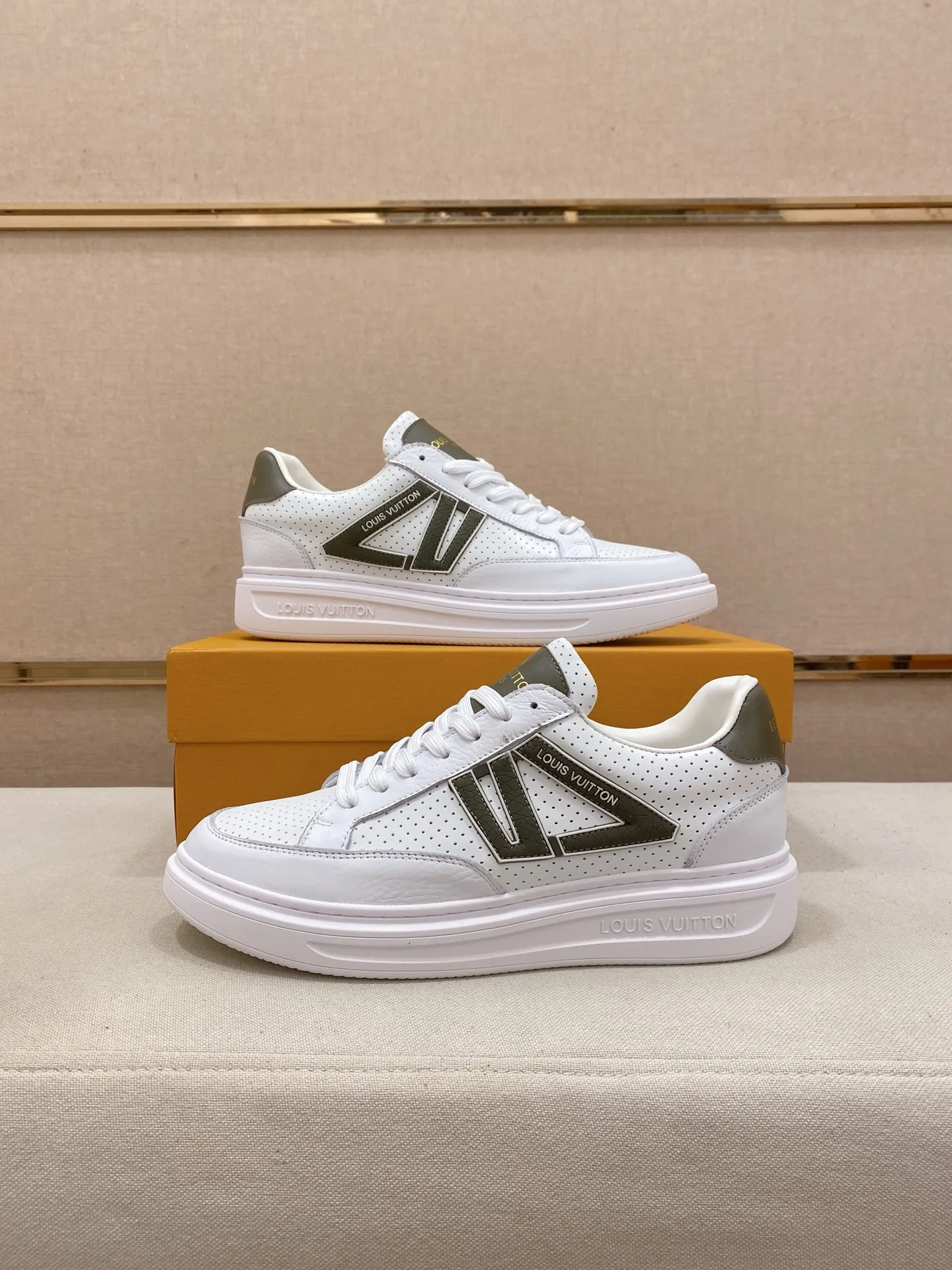 Men's shoes 💰: 420💰🎉🎉LV~Louis Vuitton trendy men's shoes New shipments Latest matching The same style as the official website Super high quality Hot sales of the season [strong] [strong] [strong] Selected first-layer cowhide, comfortable cowhide lining, original last, comfortable on the foot, wear-resistant rubber outsole Size number: 38-44.